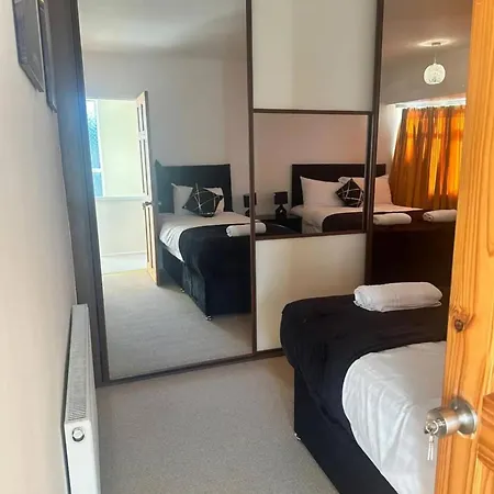 Serene Leeds Retreat - 3 Bedroom House بيت للعطل