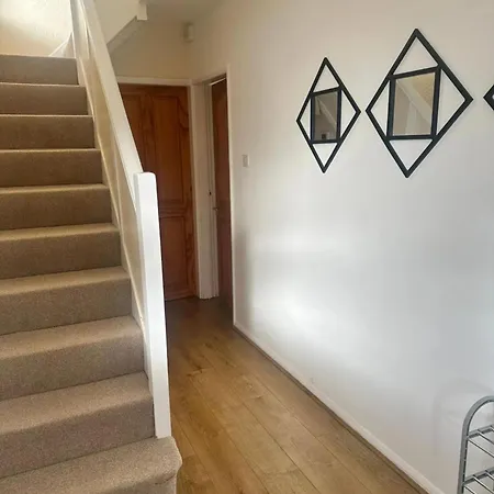 Serene Leeds Retreat - 3 Bedroom House بيت للعطل ليدز