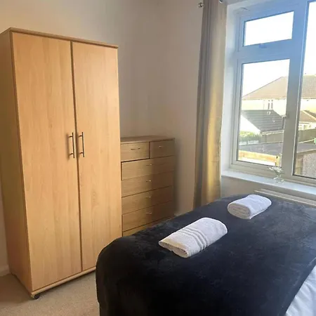 Serene Leeds Retreat - 3 Bedroom House بيت للعطل ليدز