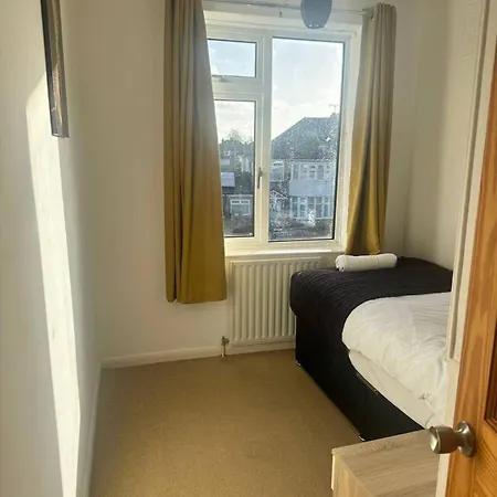 Serene Leeds Retreat - 3 Bedroom House *