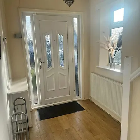 Serene Leeds Retreat - 3 Bedroom House