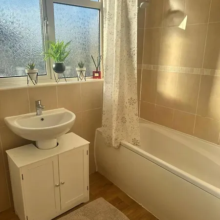 Serene Leeds Retreat - 3 Bedroom House بيت للعطل