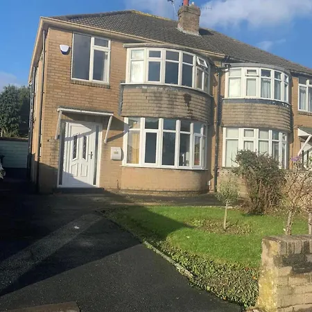 Serene Leeds Retreat - 3 Bedroom House بيت للعطل ليدز